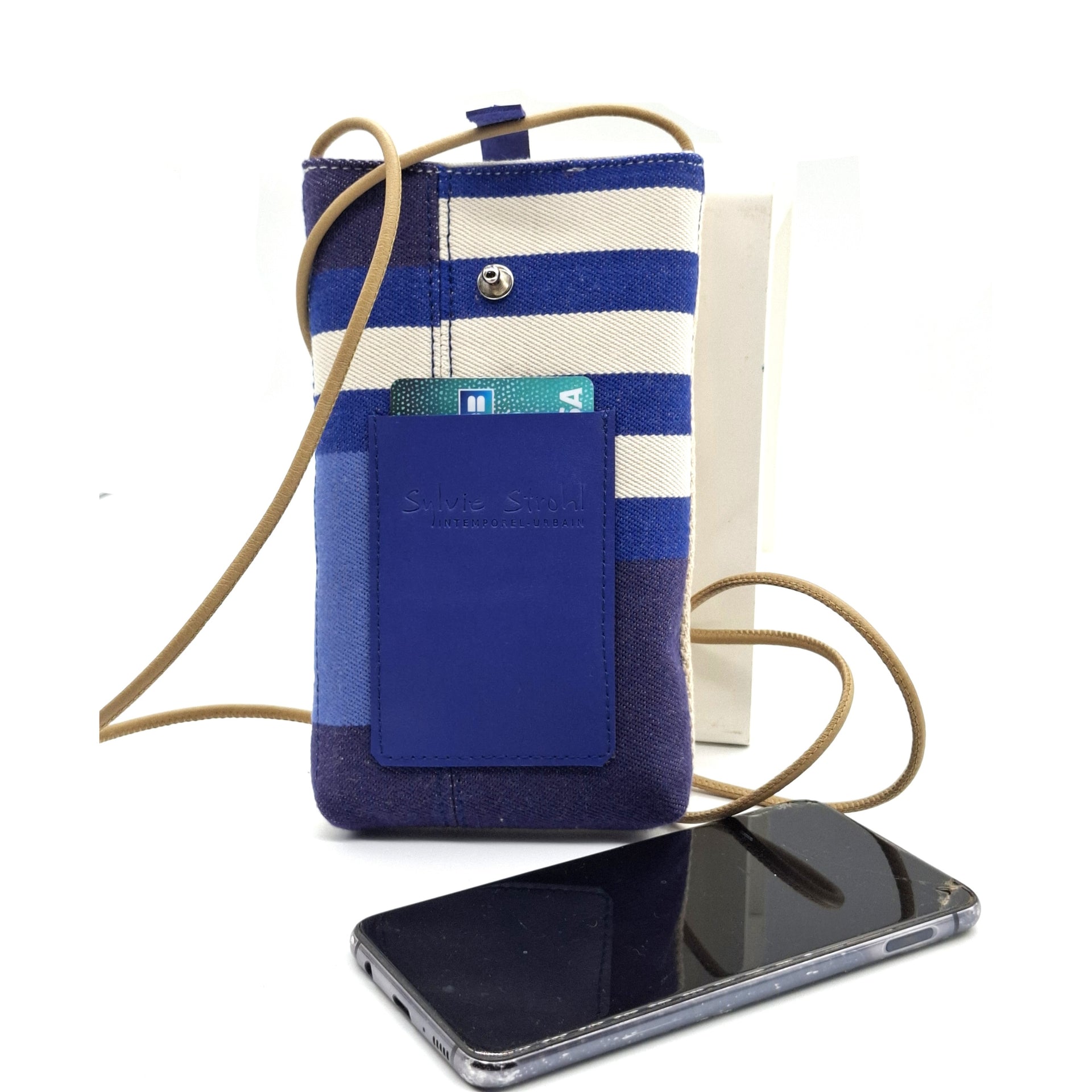 La poche téléphone, bleu basque