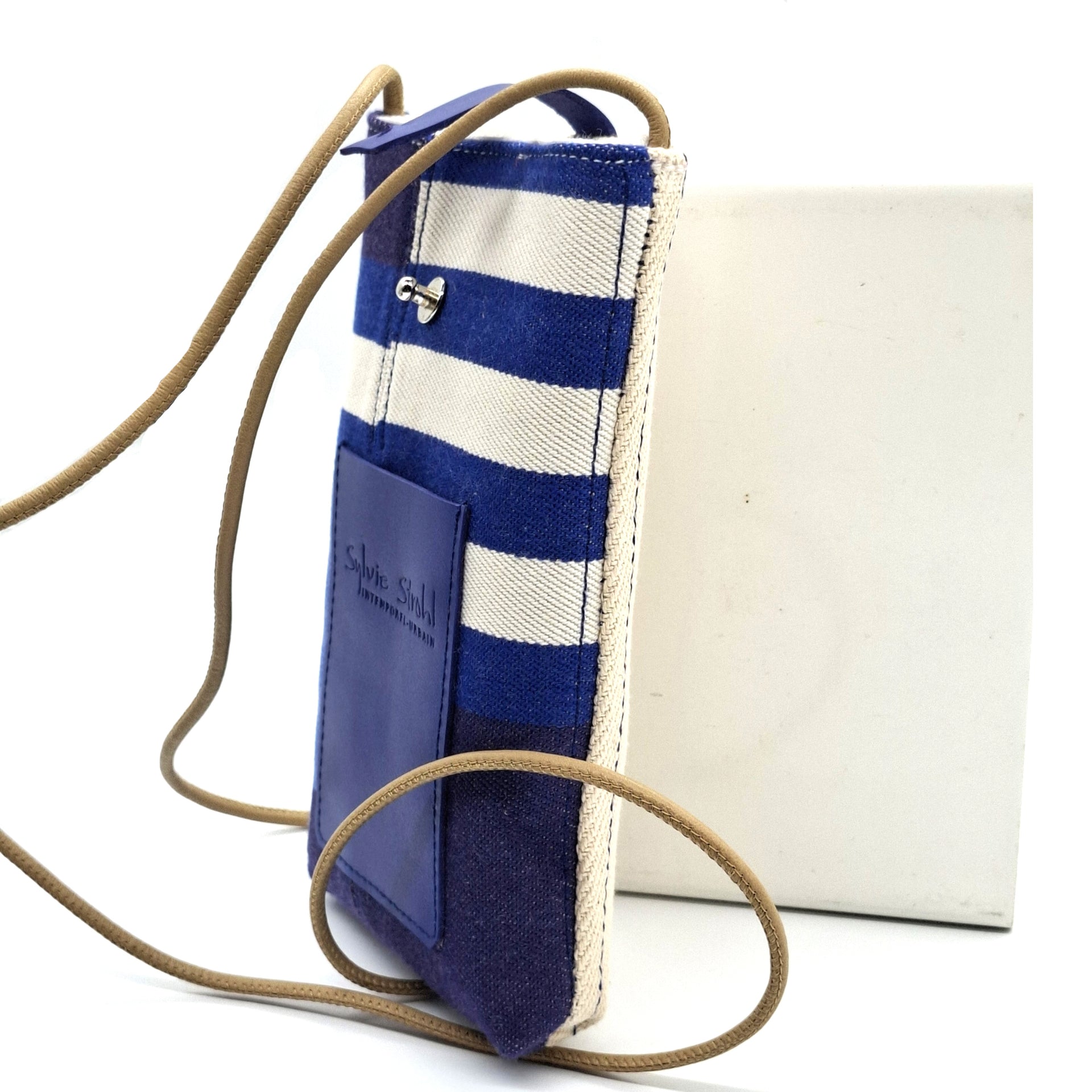 La poche téléphone, bleu basque