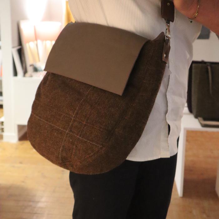 SAC BESACE BANDOULIERE ANDREA 18 TWEED et CUIR Porté