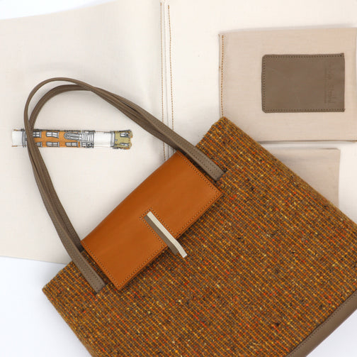 Le sac à main Anna n°3 en Tweed orangé :montage de son intérieur aux couleurs assorties