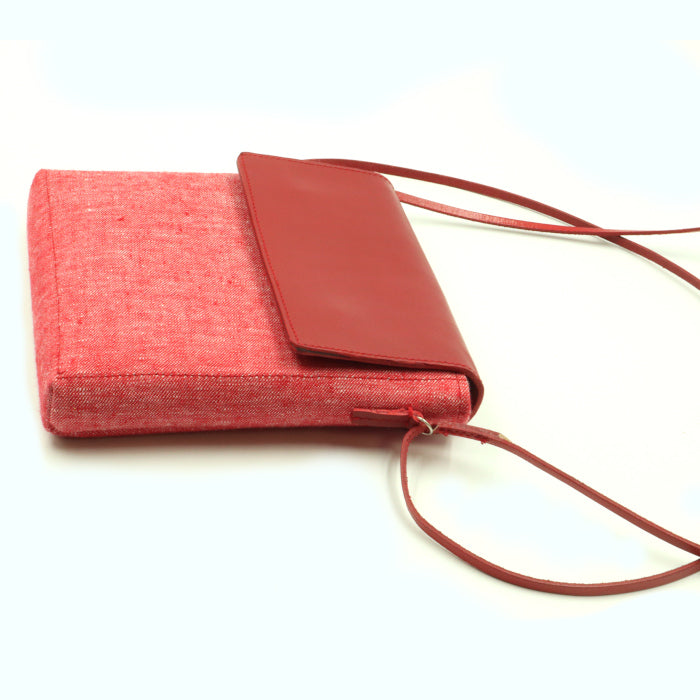 Le petit Carré Rouge en lin chiné et cuir rouge de profil