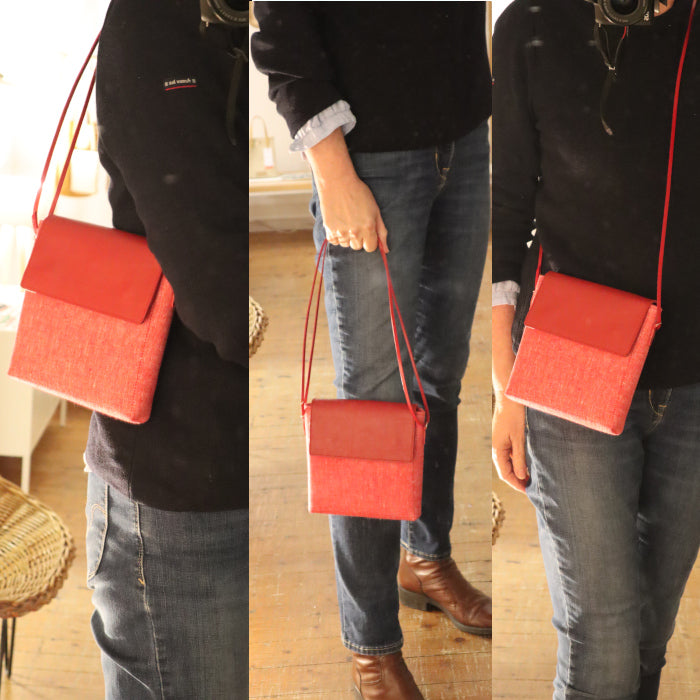 Le petit Carré Rouge porté à la main, à l'épaule ou en bandoulière