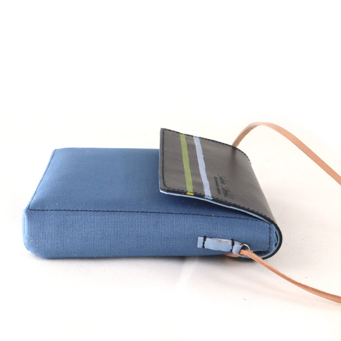 Le P'tit Carré Bleu Roy de profil