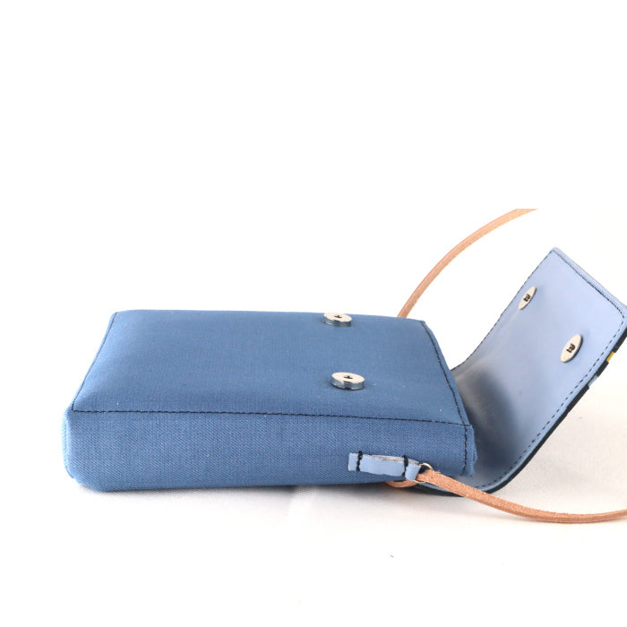 Le P'tit Carré Bleu Roy avec sa fermeture aimantée