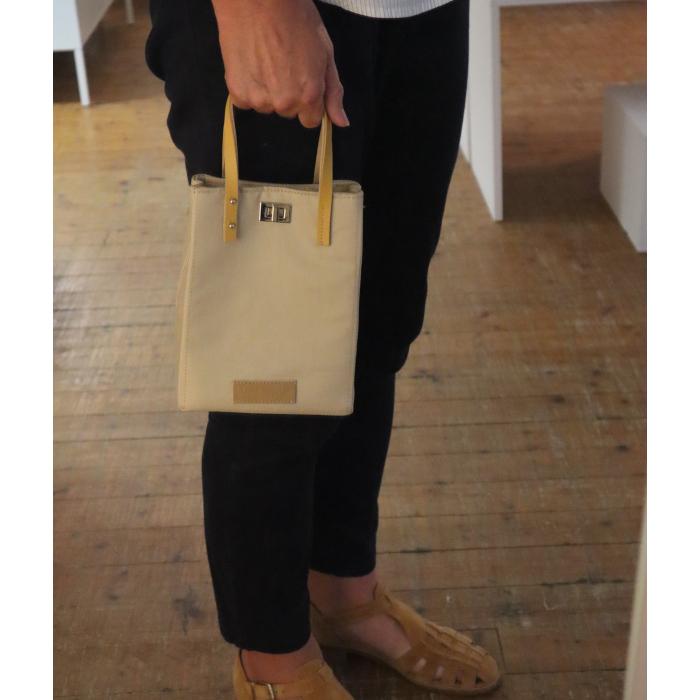 PETIT SAC A MAIN RECTANGUALIRE BEIGE PORTé