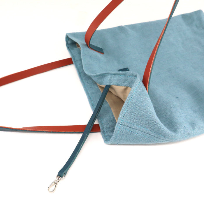 The blue tote bag, the freshness of spring