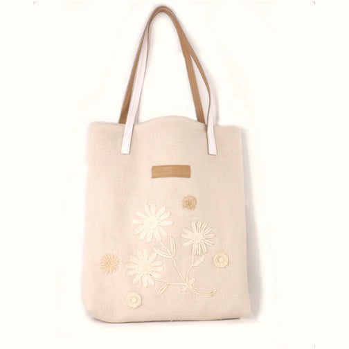Le Tote Bag en lin blanc cassé avec fleurs brodées au crochet