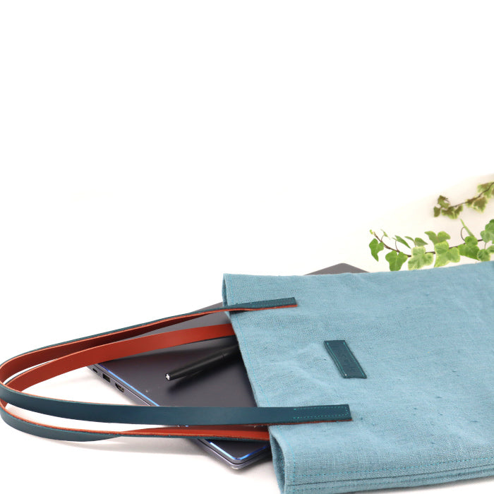 The blue tote bag, the freshness of spring