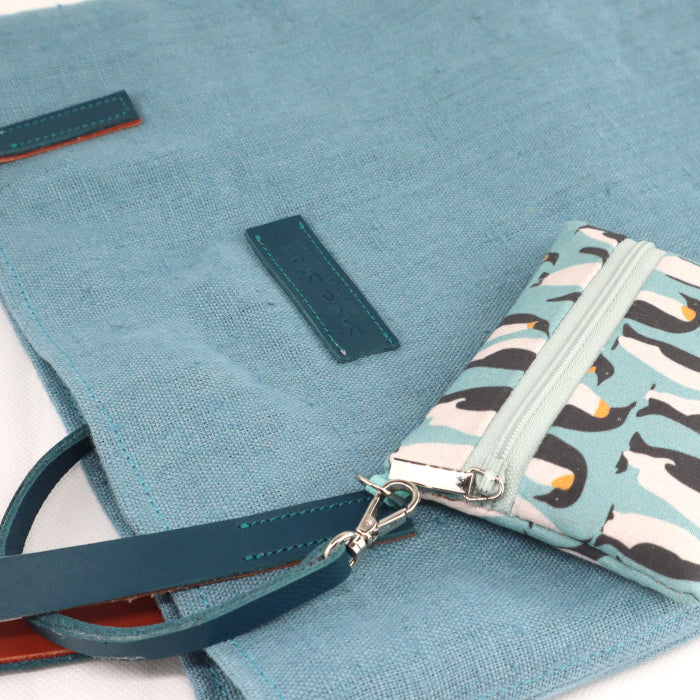 The blue tote bag, the freshness of spring