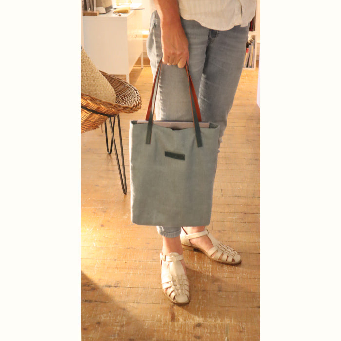 The blue tote bag, the freshness of spring