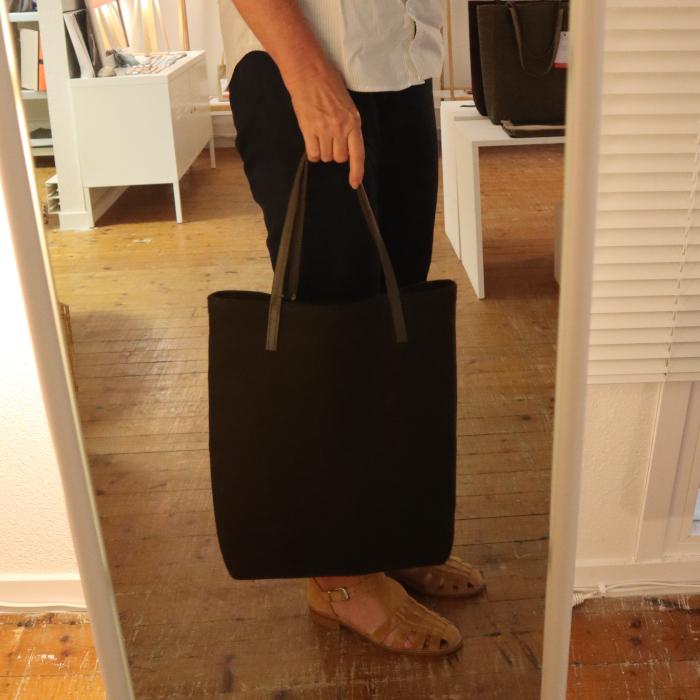 GRAND TOTE BAG LAINAGE ET CUIR BRONZE Porté